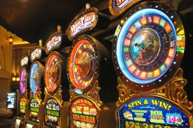 Live croupier spinning the roulette wheel on a sultan33 VIP Roulette table broadcast